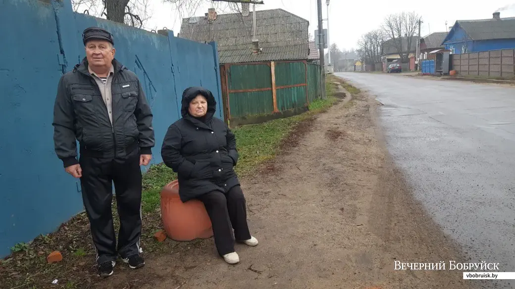 Вот так ожидают транспорт на своей остановке Николай Елизарович и Валентина Петровна Бондари.
