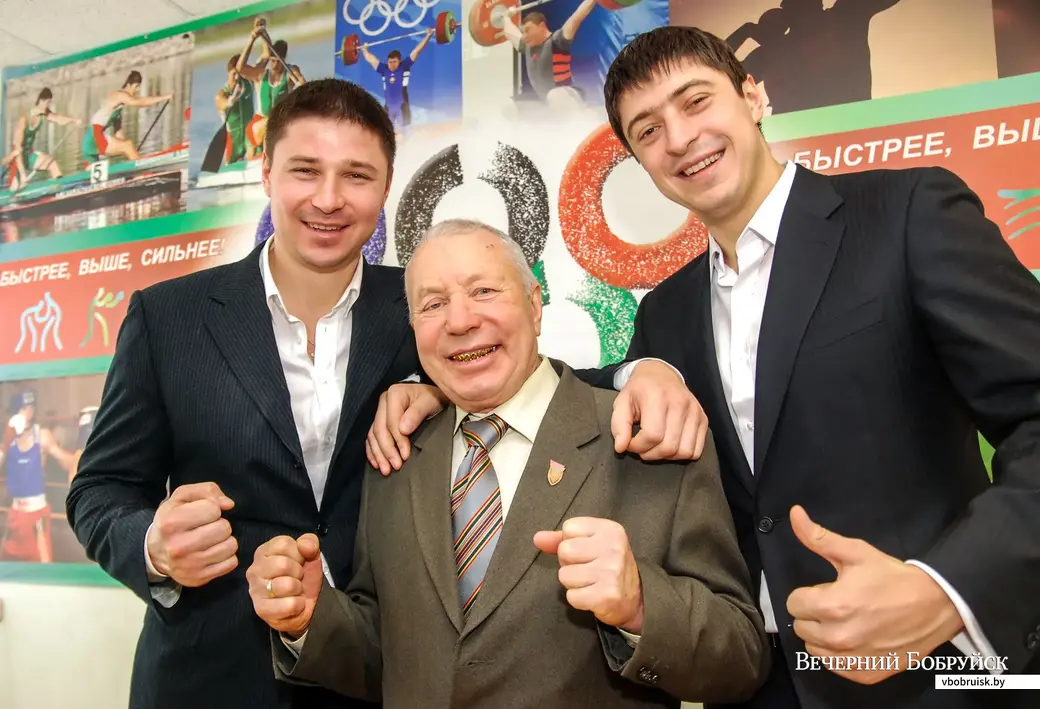2013 год. Петр Яновский во время празднования своего 80-летнего юбилея с чемпионами Олимпийских игр братьями Андреем и Александром Богдановичами.