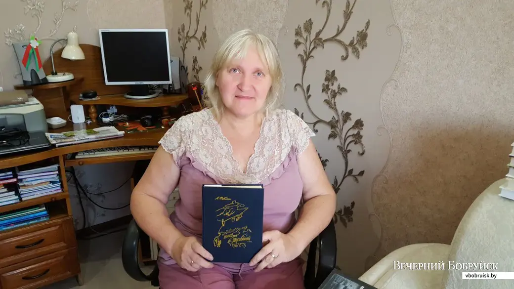 Светлана Викторовна Калюта с книгой бобруйчанина Абрама Рабкина «Вниз по Шоссейной».