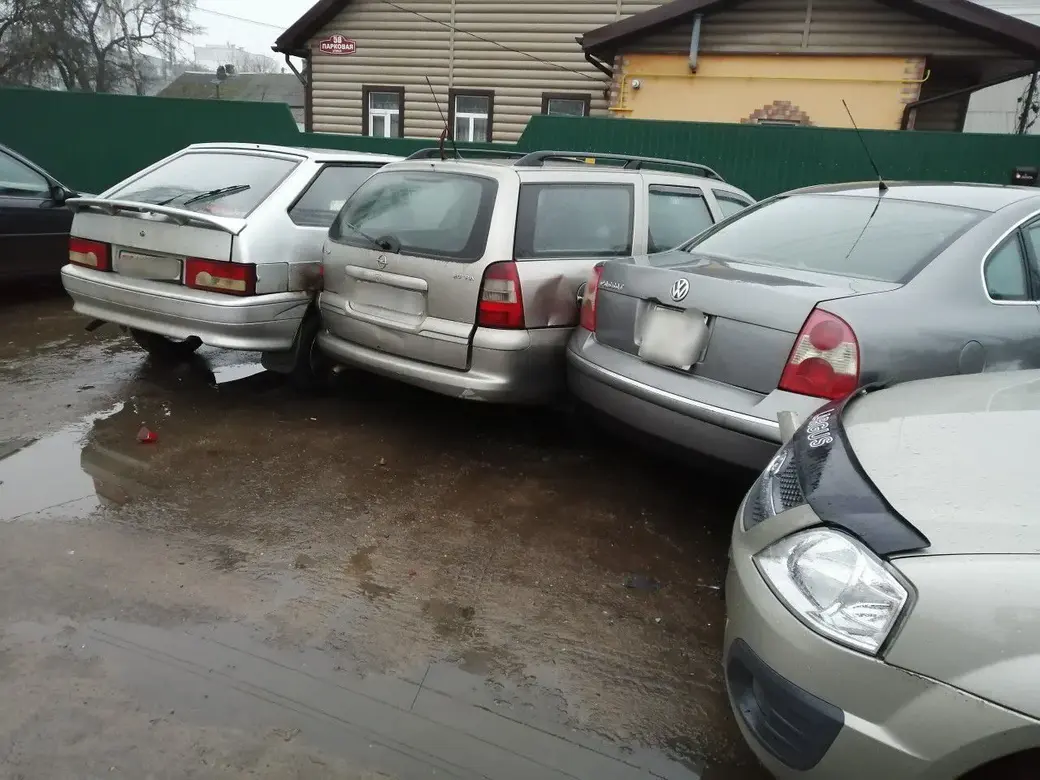 Повреждения получили пять автомобилей, в том числе те, что были припаркованы. Фото из группы vk.com «Подслушано Бобруйск»