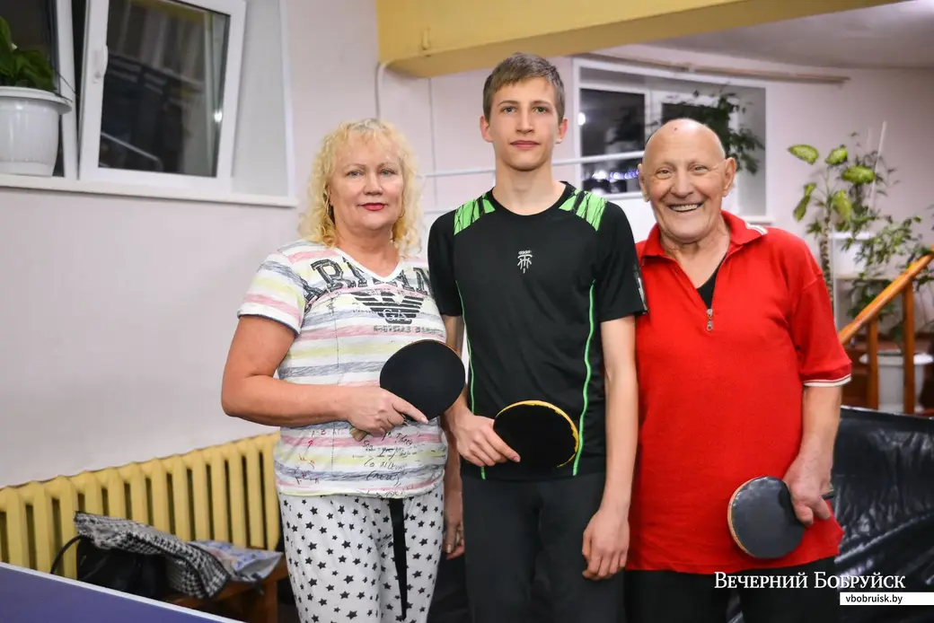 28.11.2019. Василий Павлович Рудаков с другими любителями здорового образа жизни в зале ЛФК санатория им.В.И.Ленина – Ниной Долбенко и Романом Борисенком.