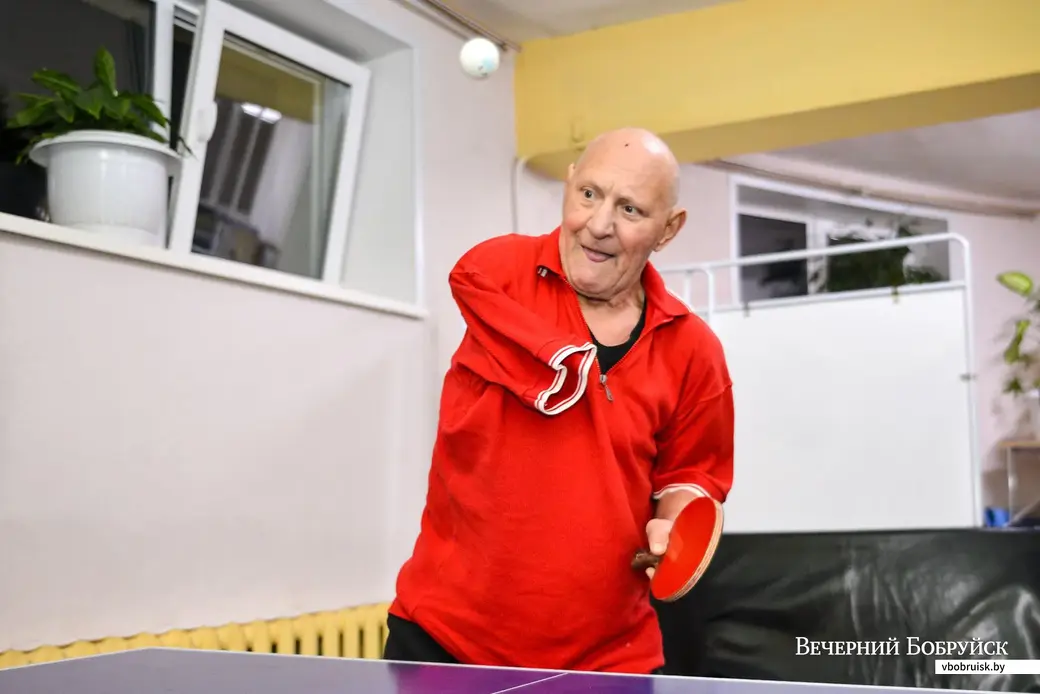28.11.2019. Василий Павлович Рудаков играет в теннис в зале ЛФК санатория им.В.И.Ленина