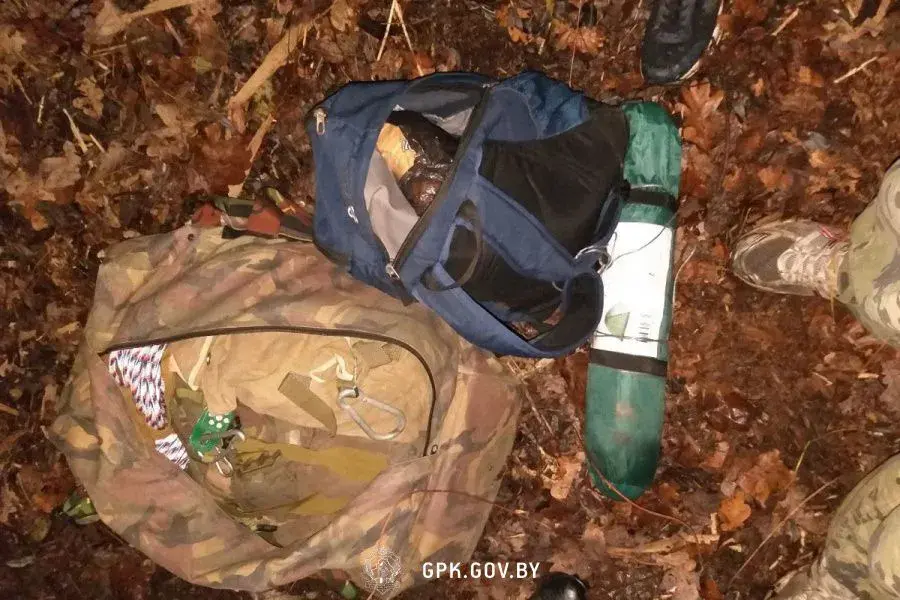 16 были задержаны семеро мужчин, которые при помощи альпинистского снаряжение и приборов хотели перебросить через границу партию сигарет.
Фото: пресс-служба