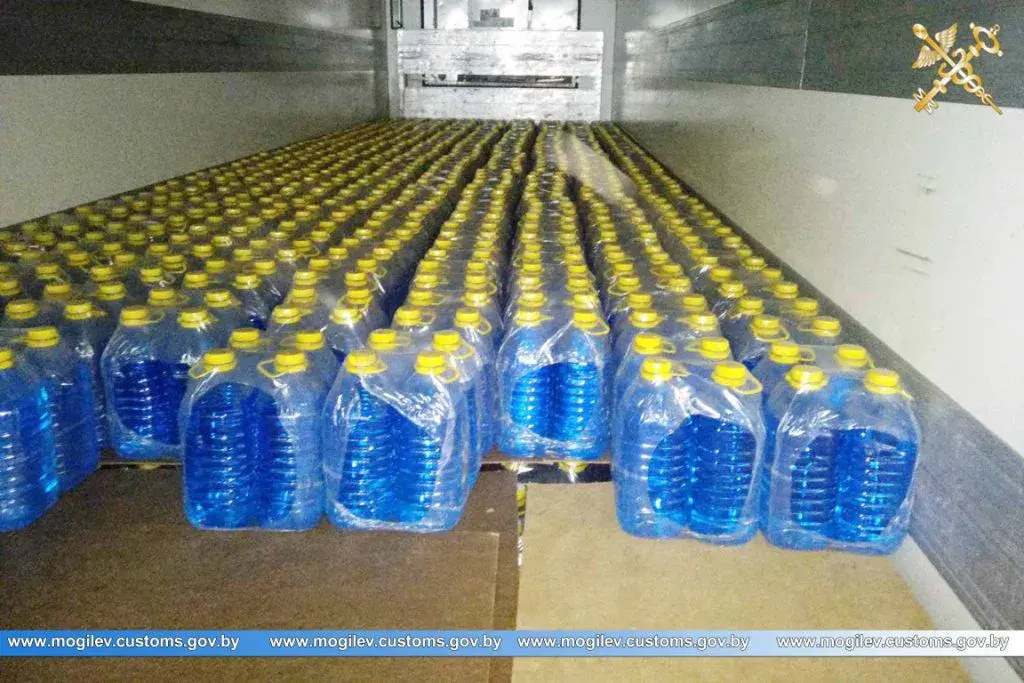 Более 20 тонн ядовитой стеклоомывающей жидкости пытались ввезти в Беларусь из России.