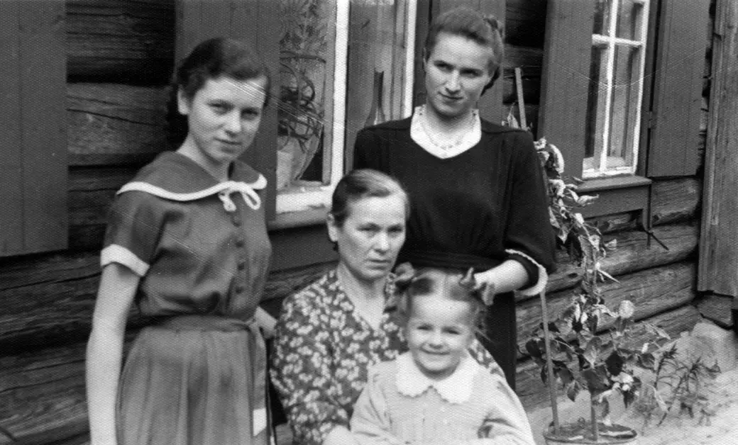 Валя с родными, Бобруйск, середина 1950-х.