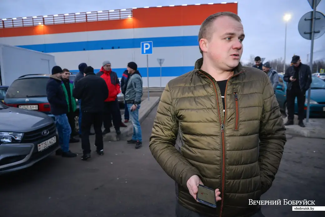 11.12.2019. Бобруйские водители такси собрались на стоянке ТЦ