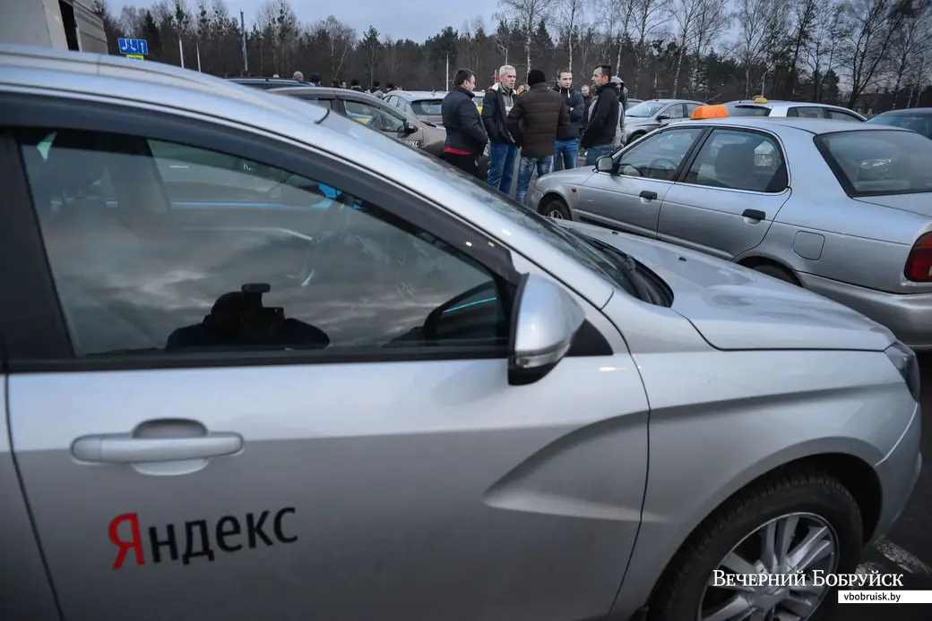 11.12.2019. Бобруйские водители такси собрались на стоянке ТЦ