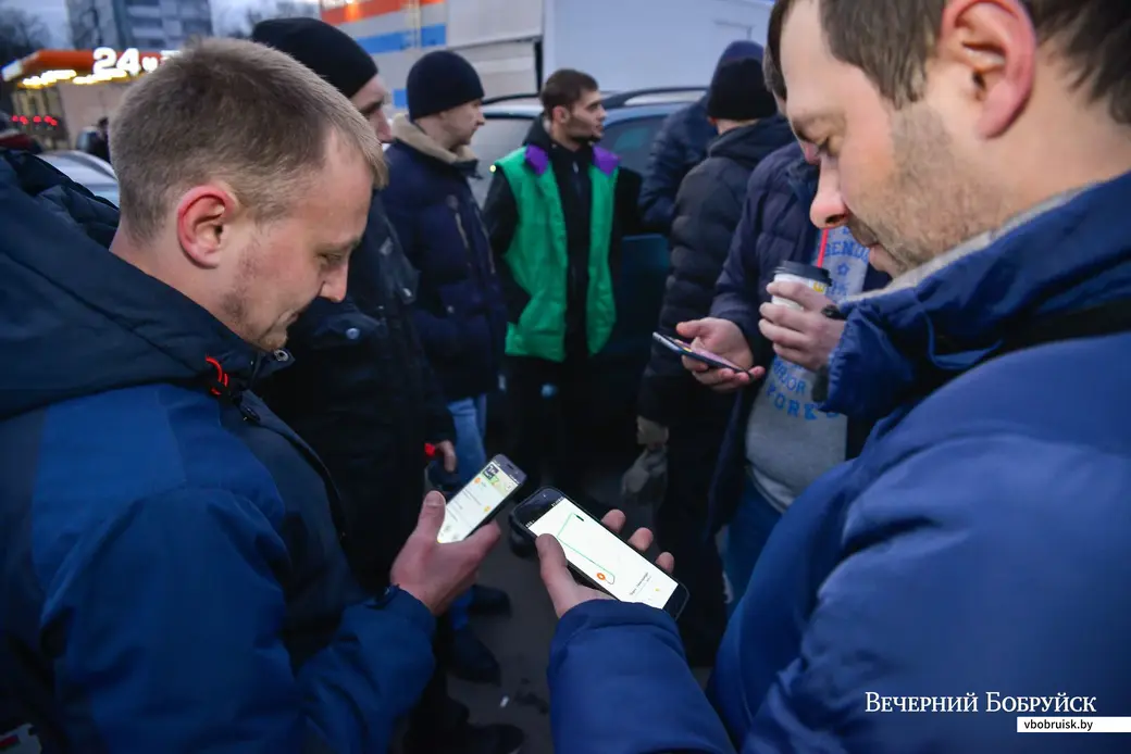 11.12.2019. Бобруйские водители такси собрались на стоянке ТЦ