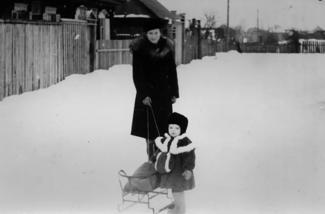«Ах, какие были снежные зимы...». Валя с мамой, Бобруйск, середина 1950-х.