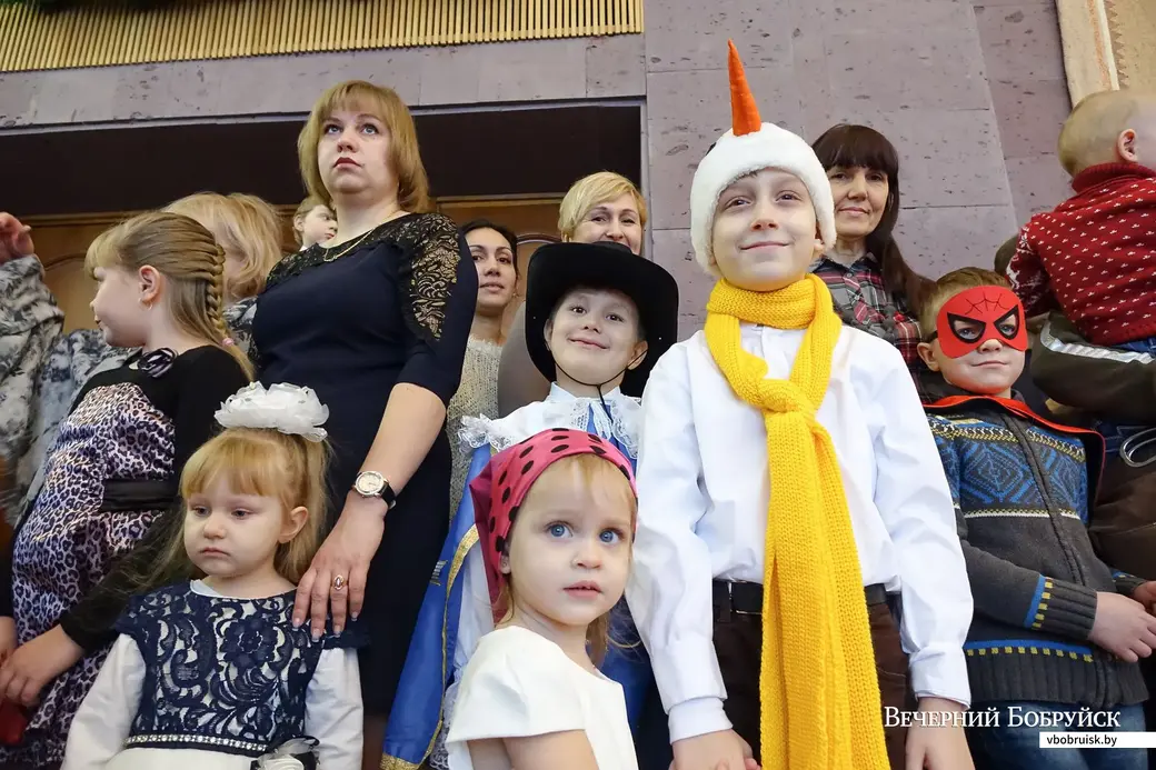30.12.2018. Новогоднее представление в Могилевском театре драмы и комедии имени В.И.Дунина-Марцинкевича. Искусственные ёлки