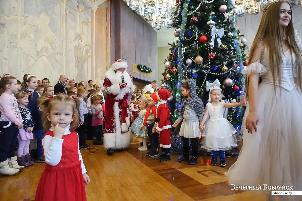 30.12.2018. Новогоднее представление в Могилевском театре драмы и комедии имени В.И.Дунина-Марцинкевича. Искусственные ёлки