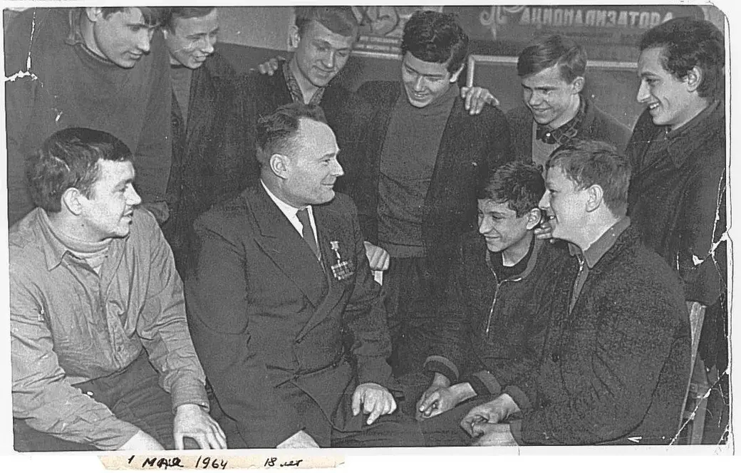 1963 год. Герой Советского Союза Василий Иванович Кузьминов беседует с молодыми (17-18 лет) рабочими инструментального цеха завода им. Ленина. ФОТО ИЗ АРХИВА Л. РАСКИНА