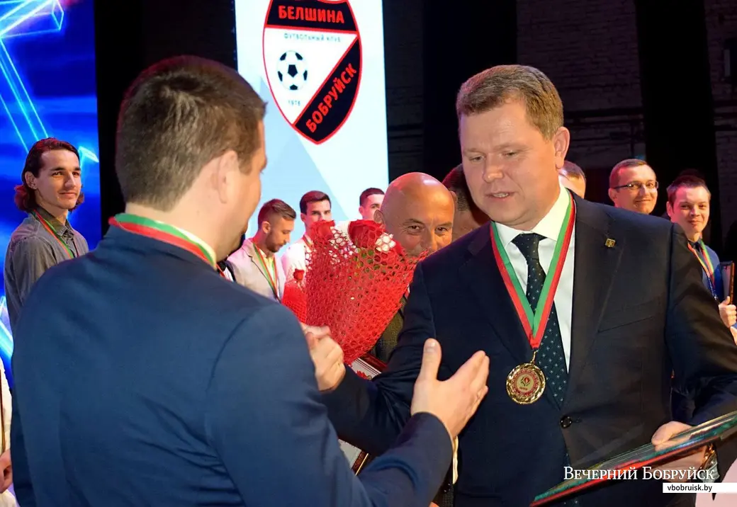 12.12.2019. Торжественное чествование ФК «Белшина». Председатель горисполкома Александр Студнев поздравляет гендиректора ФК Виталия Былинина.
