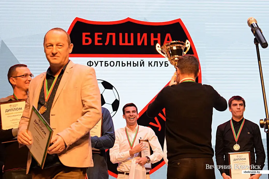 12.12.2019. Торжественное чествование ФК «Белшина». Тренер Эдуард Градобоев и капитан Андрей Лясюк с кубком чемпионов Первой лиги чемпионата Беларуси.