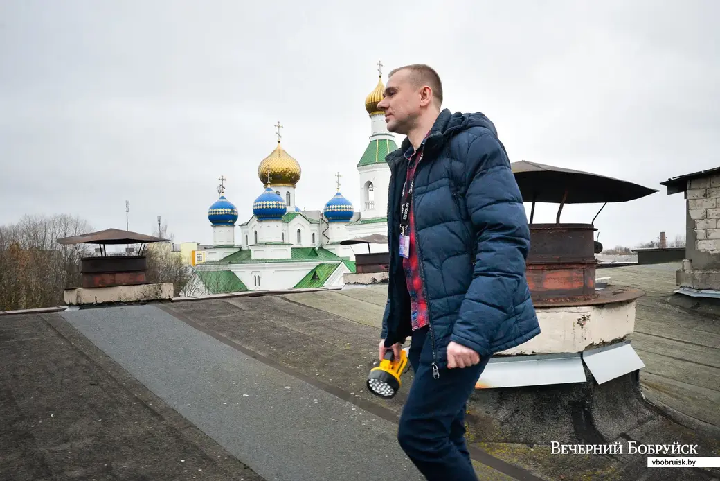13.12.2019. Кинотеатр «Товарищ». Немногим доводилось гулять по крыше кинотеатра. Ведущий инженер Владимир Макареня занимается этим по долгу службы.