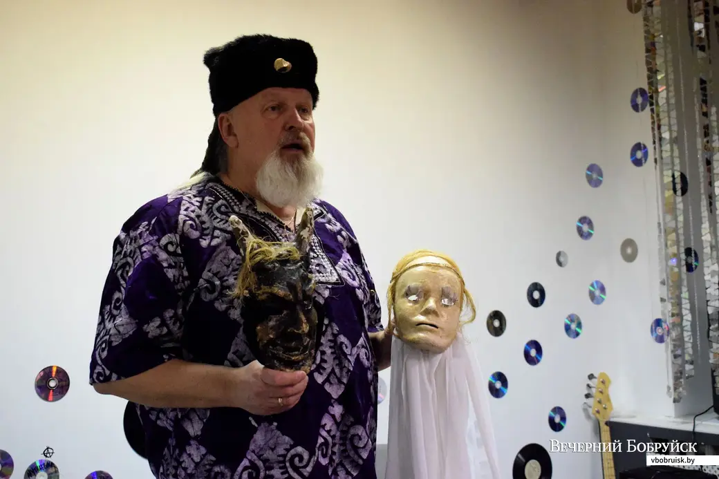20.12.2019, Бабруйск. Іван Кірчук з маскамі чорта і анёла