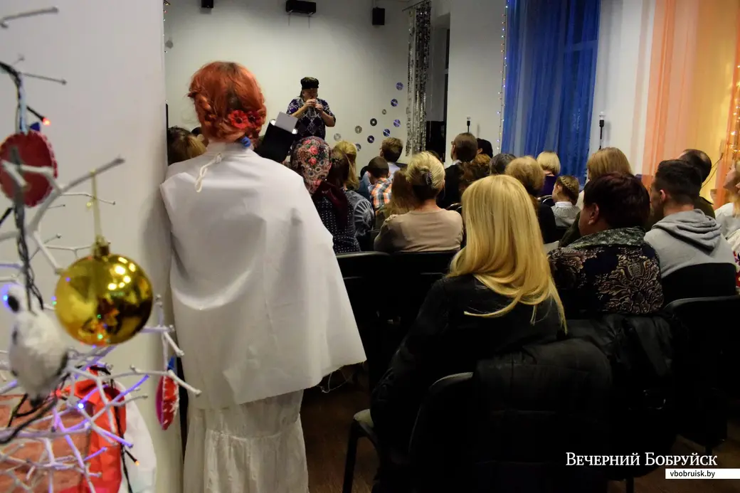 20.12.2019, Бабруйск. Калядная вечарына ў «13:87». Грае і спявае Іван Кірчук