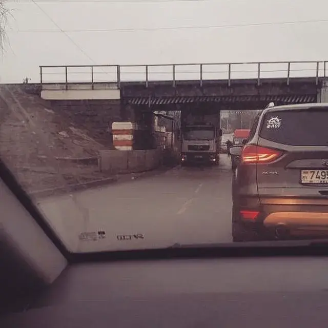21 декабря под мостом на Парковой опять застряла фура. Фото: «Дороги Бобруйска».