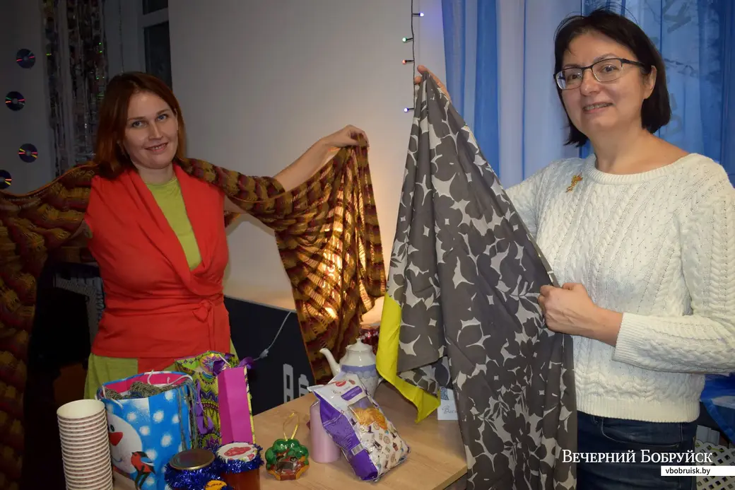 22.12.2019. Новогодняя барахолка в Бобруйске: Надежда Разумик и Татьяна Капустина с уже своим палантином.