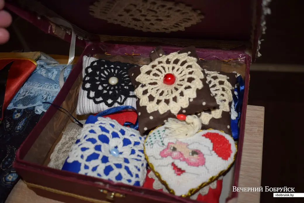 22.12.2019. Новогодняя барахолка в Бобруйске. Шкатулка и игольницами Лилии Фёдоровой