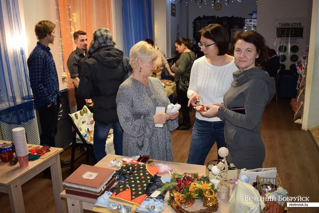 22.12.2019. Новогодняя барахолка в Бобруйске. Справа - организатор, Юлия Сакович.