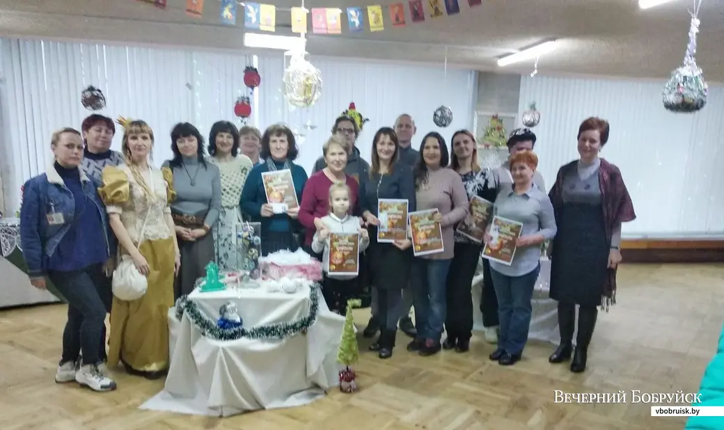 Участники конкурса новогодних шаров.