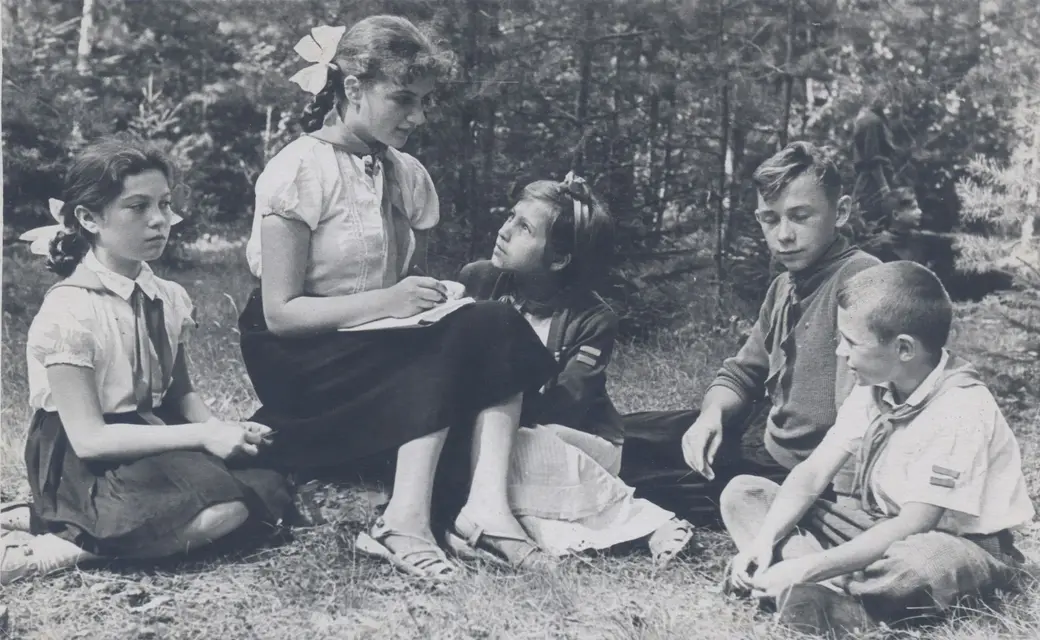 1960 год. Виталий Огур (второй справа) в пионерском лагере.