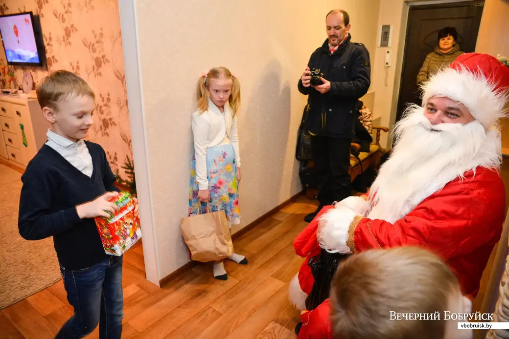 27.12.2019. Дед Мороз разносит подарки детям