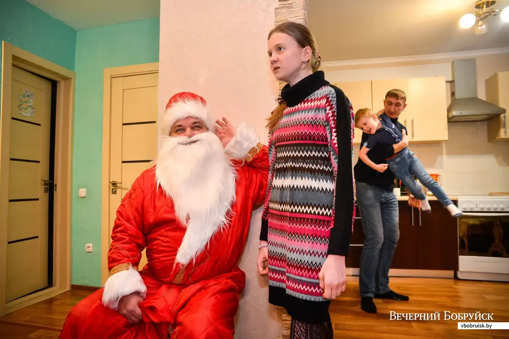 27.12.2019. Дед Мороз разносит подарки детям