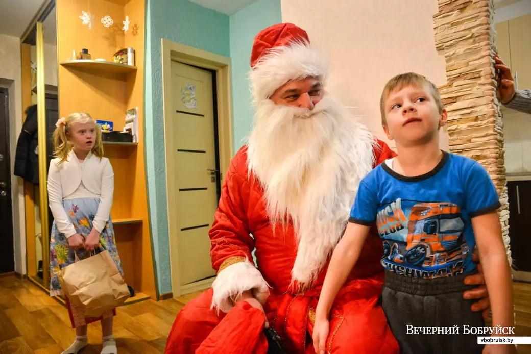 27.12.2019. Дед Мороз разносит подарки детям