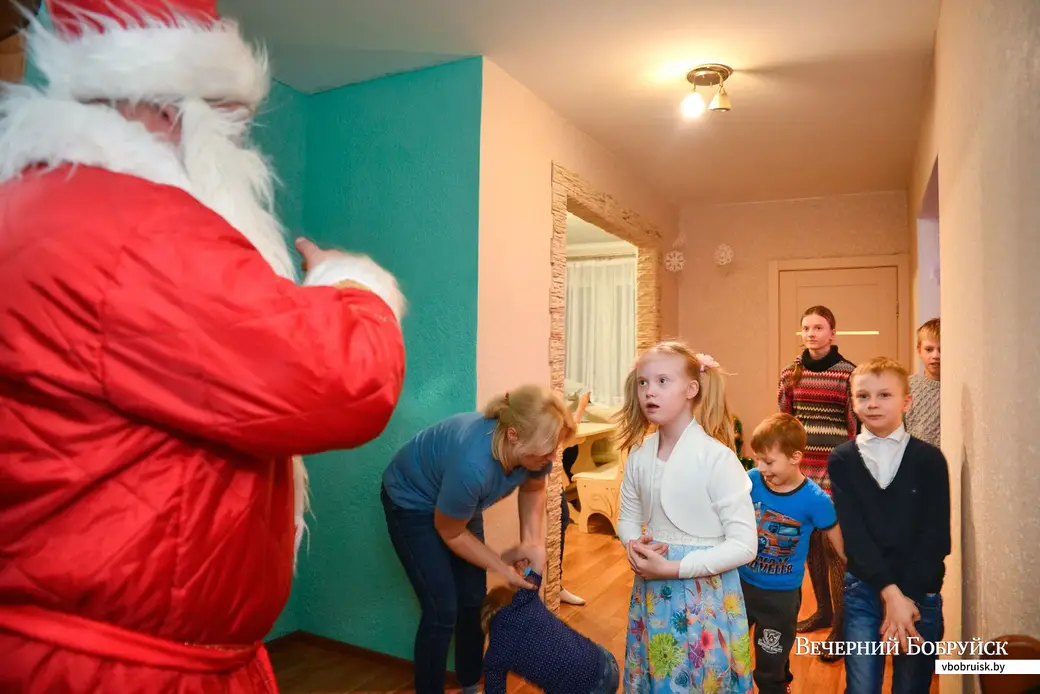 27.12.2019. Дед Мороз разносит подарки детям
