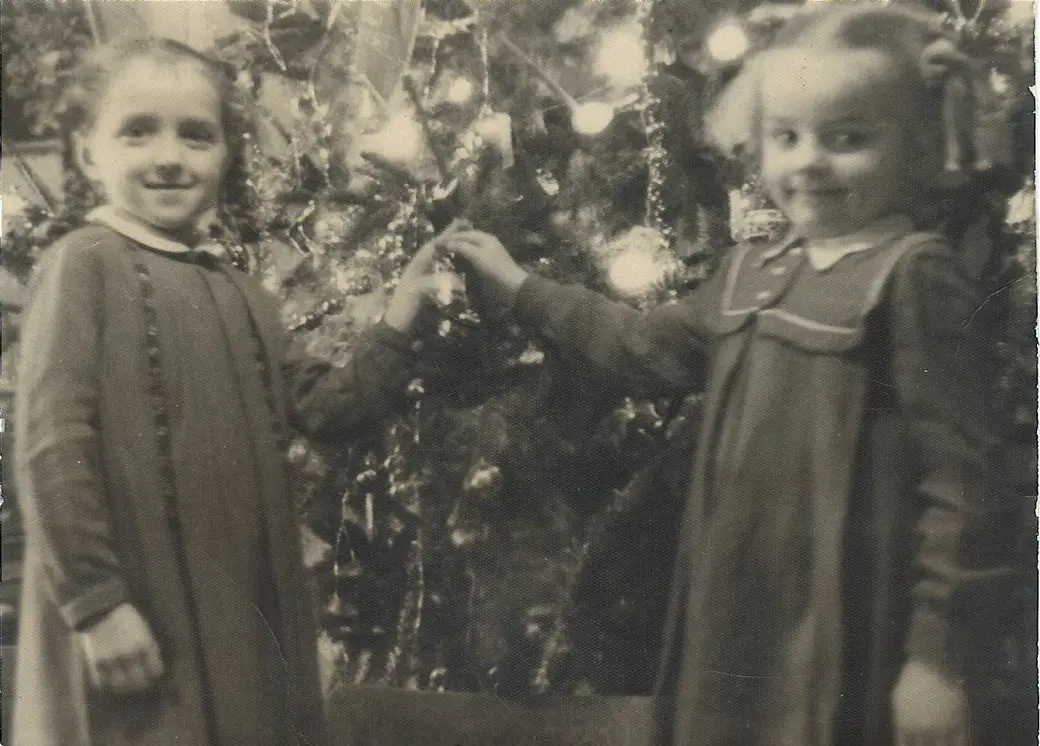 1956 год. Света Руденко и Валя Серых у новогодней елки.