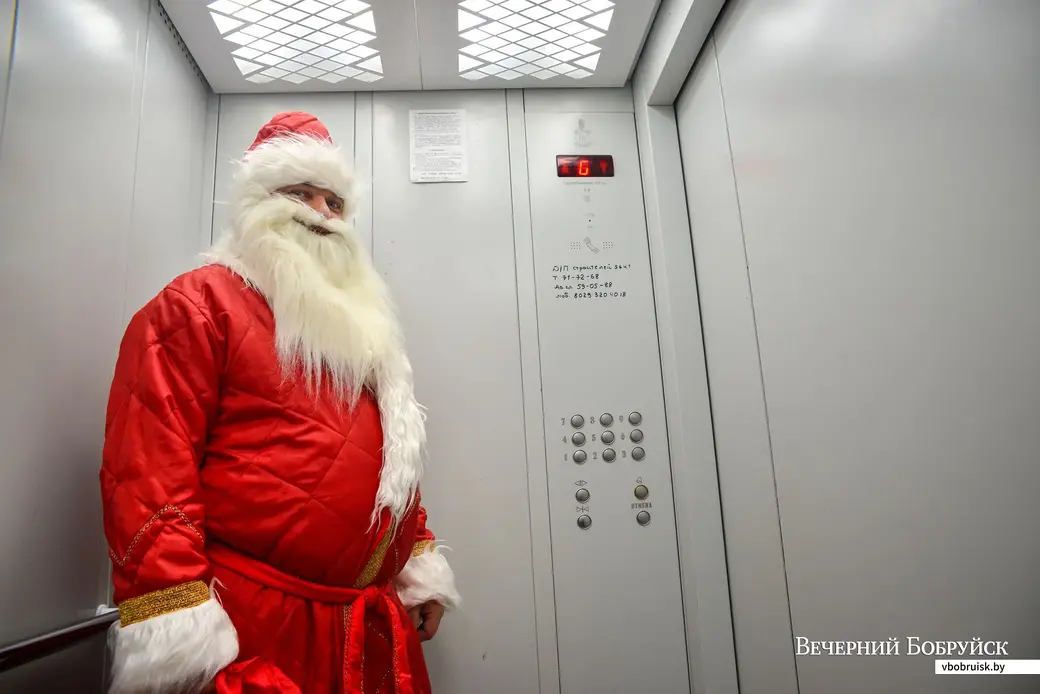 27.12.2019. Дед Мороз разносит подарки детям