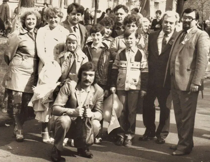 1 мая 1984 года. Работники завода им. Ленина с детьми на демонстрации. Леонид Раскин – крайний справа.