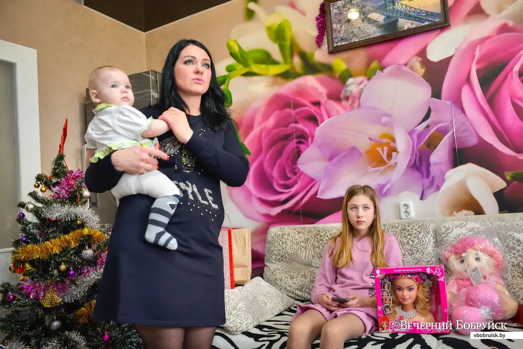 20.12.2019. Дед Мороз со Снегурочкой и директор ОАО «Красный Пищевик» Сергей Анюховский вручают новогодние подарки детям из многодетной семьи Светланы Филипчик