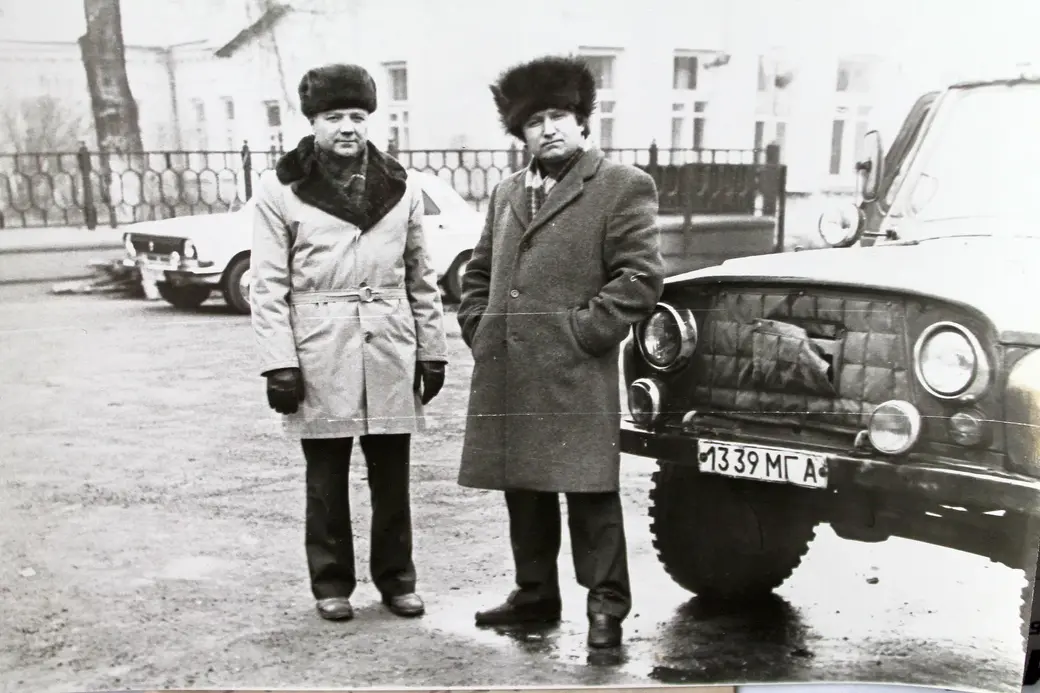1983 год. Работники Бобруйского райкома КПБ Святослав Дашковский и Александр Казак (справа) в той самой шапке.