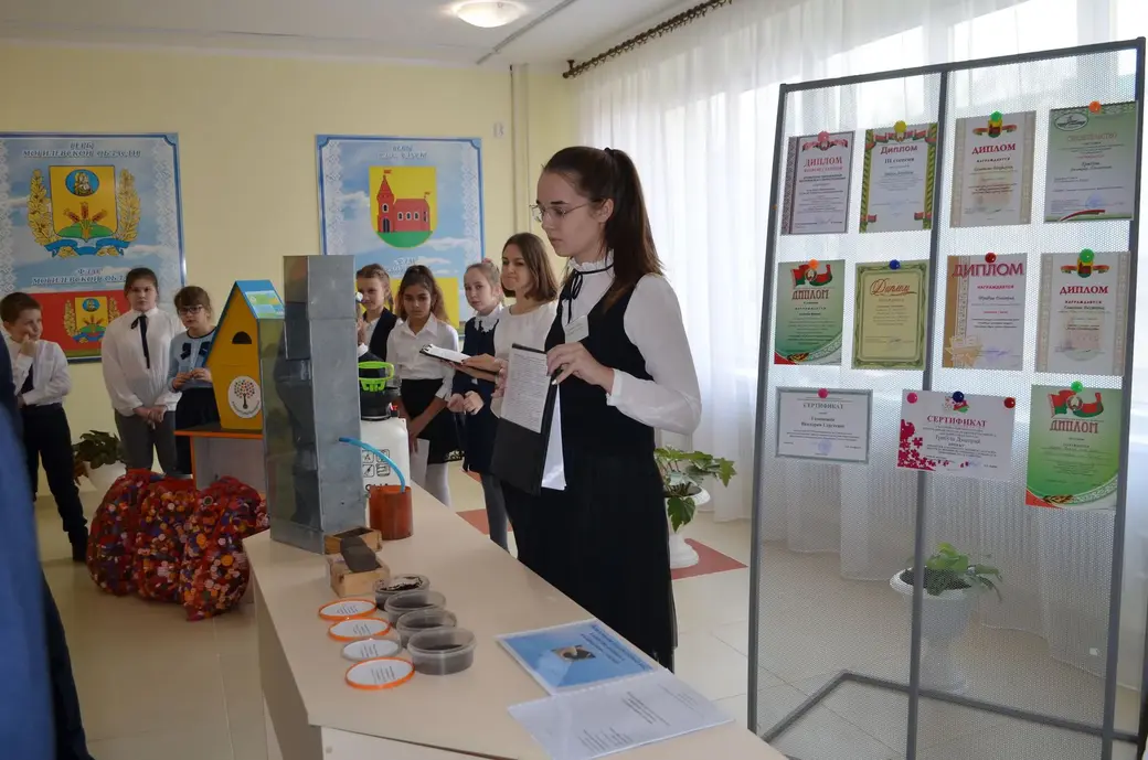 Открытие экологического класса в гимназии Глуска. Софья Сергеева представляет свою систему использования осадков биоочистки сточных вод для отопления.
