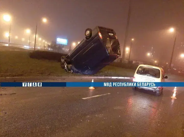 10.01.2020. В Минске микроавтобус врезался в легковушку и перевернулся на крышу.