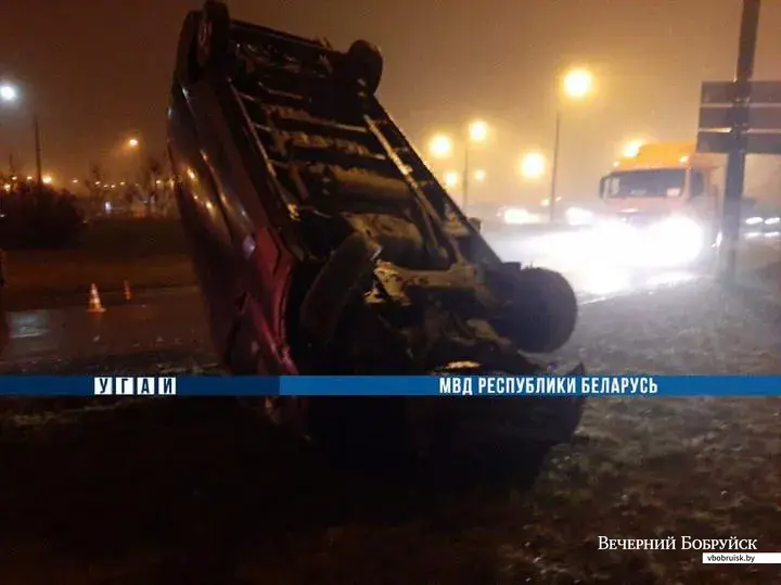 10.01.2020. В Минске микроавтобус врезался в легковушку и перевернулся на крышу.