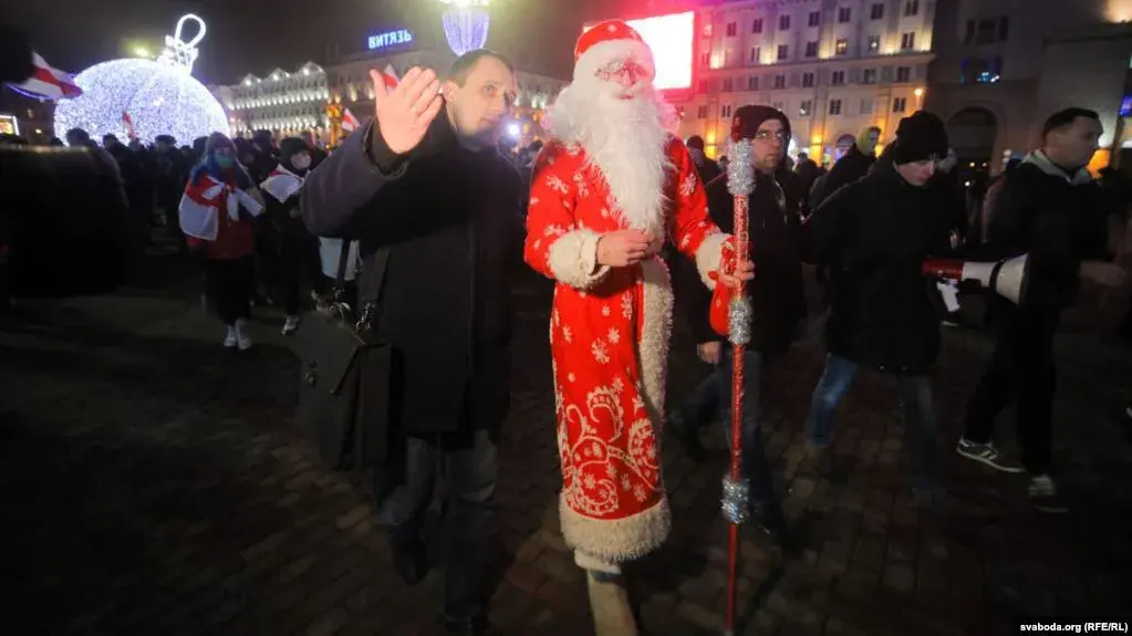 Павел Северинец с Дедом Морозом на митинге 20декабря.