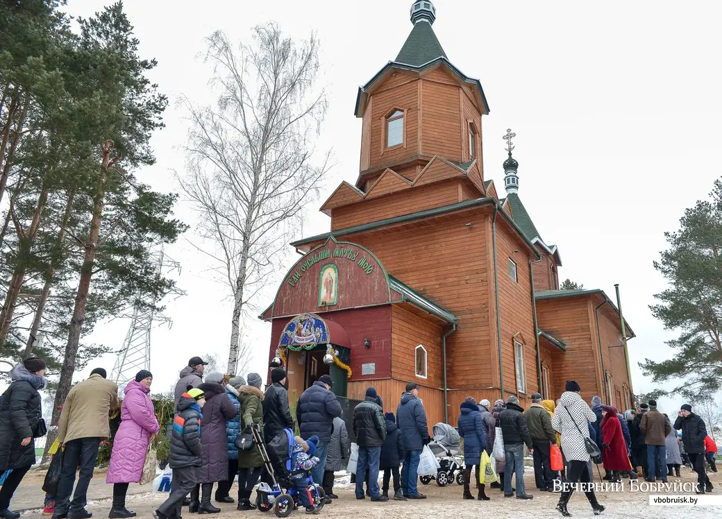 Очередь за освященной крещенской водой в Ильинском храме (6-й микрорайон). Фото: Александр ЧУГУЕВ, из архива «ВБ»