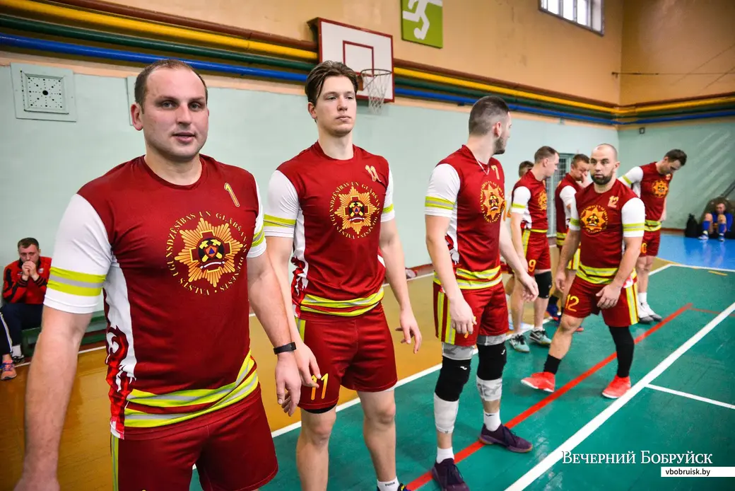 16.01.2020. Соревнования по волейболу в рамках XVII ежегодного открытого турнира среди команд подразделений пожарных-спасателей. Первый слева - капитан команды Латвии