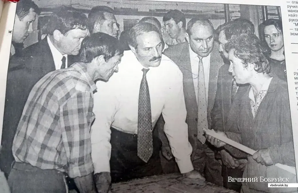 1996 год. Визит Президента Беларуси Александра Лукашенко на «ФанДОК». Фото в газете Владимира Шарникова.