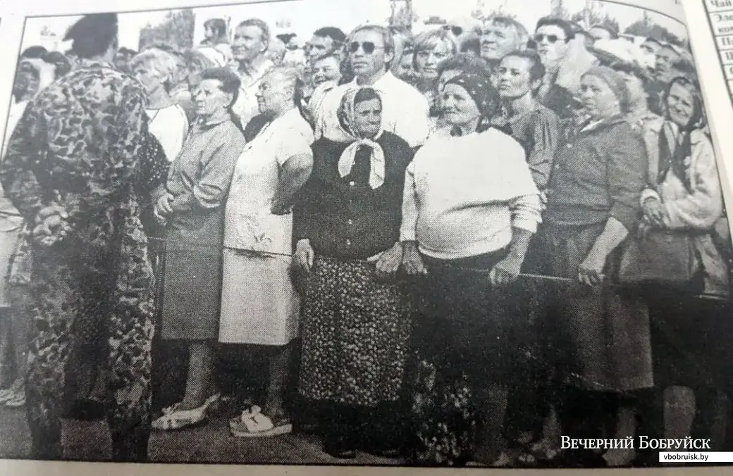1996 год. Визит Президента Беларуси Александра Лукашенко на «ФанДОК». Фото в газете Владимира Шарникова.