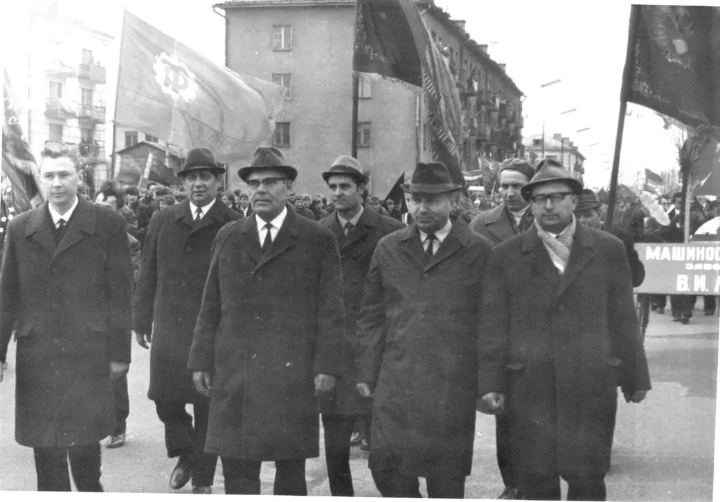 «Начало 1970-х. Руководство машиностроительного завода на демонстрации 7 ноября. Слева направо: В. Огур (косомол), Б. Михалевич (гл. экономист), Г. Югов (директор), З.