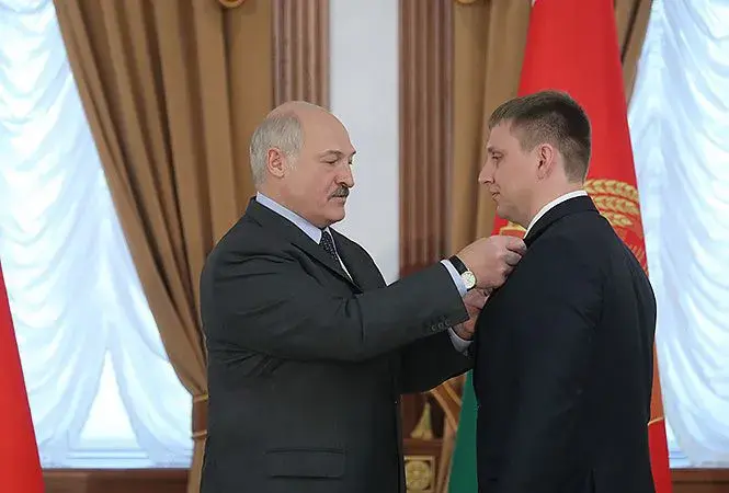 В апреле 2019-го Валерий Сизенок получил медаль «За трудовые заслуги» из рук президента Беларуси Александра Лукашенко. Фото: president.gov.by