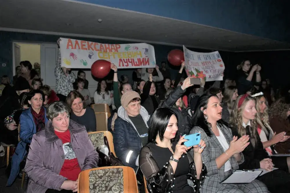 Группы поддержки в зрительном зале активно поддерживали своих любимчиков.