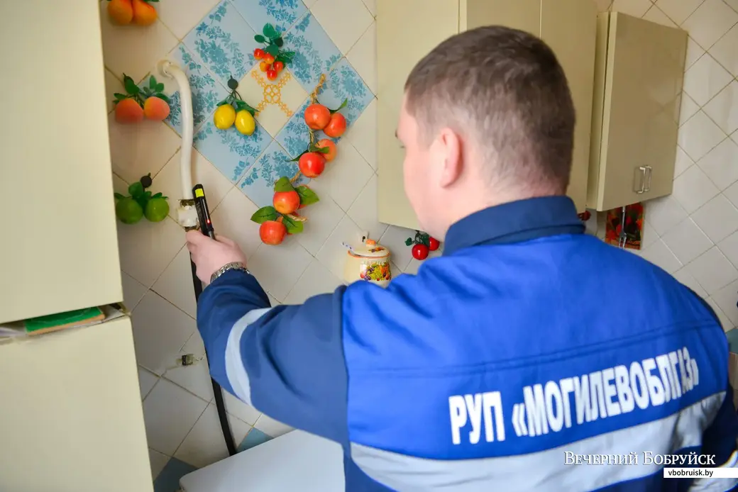 25.02.2020. Сотрудник РУП «Могилевоблгаз» проводит плановое техобслуживание газового оборудования в жилом доме по улице Гагарина