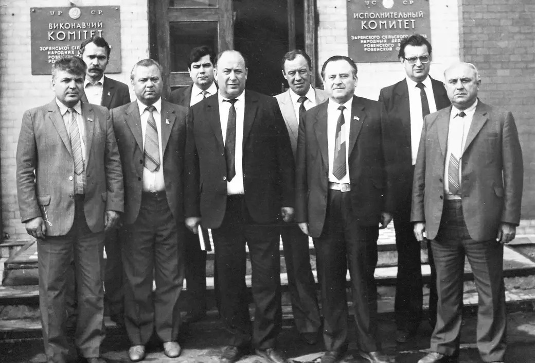 Анатолий Захарович Рубанов (четвертый справа) в составе делегации Бобруйского района, посетившей Ровенскую область Украины.