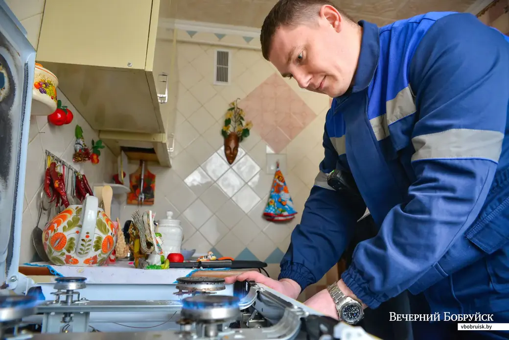25.02.2020. Сотрудник РУП «Могилевоблгаз» проводит плановое техобслуживание газового оборудования в жилом доме по улице Гагарина